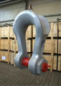Wide body shackle in industrial heavy lift application