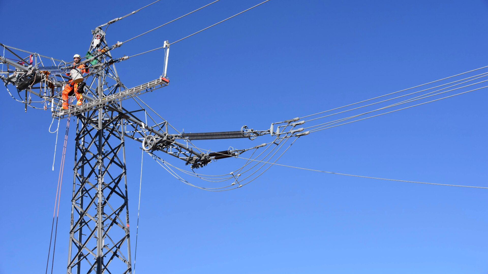 Temporary Fixing of Power Cables During Insulator Installation